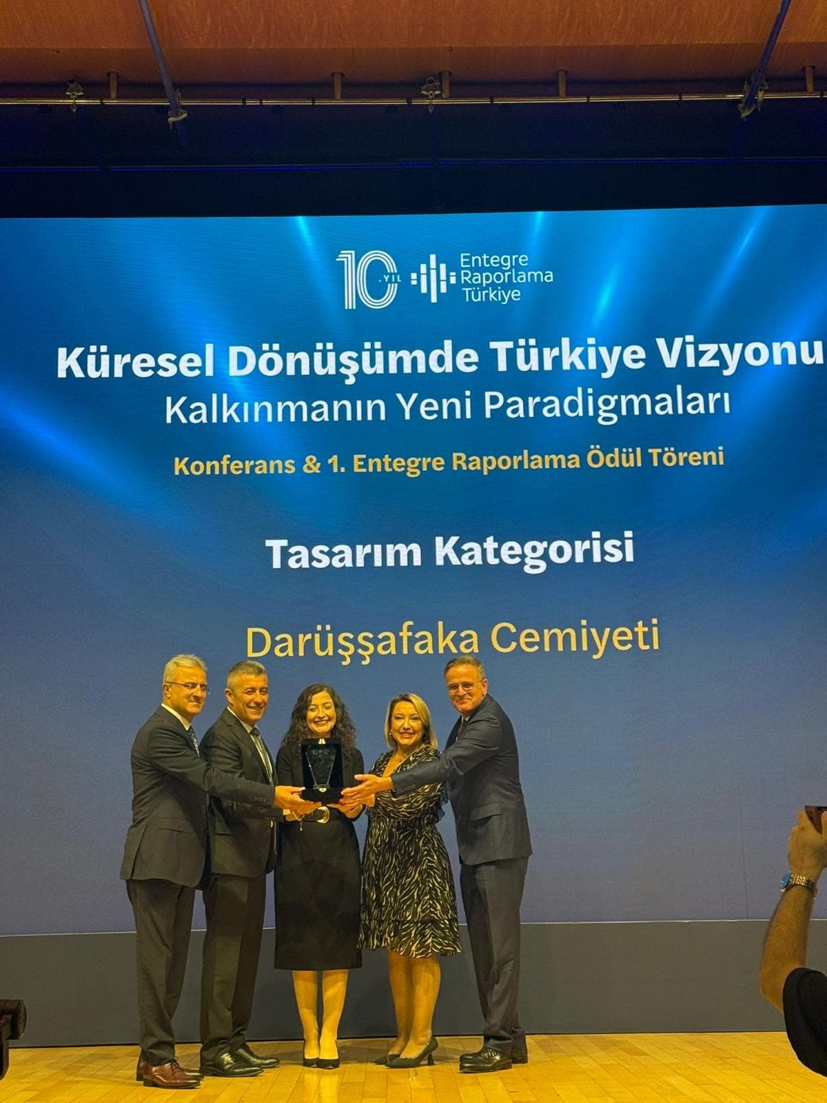 Darüşşafaka Cemiyeti'nin ERTA Entegre Raporlama Ödülleri'nde Tasarım kategorisi birincilik ödülünü aldığı an