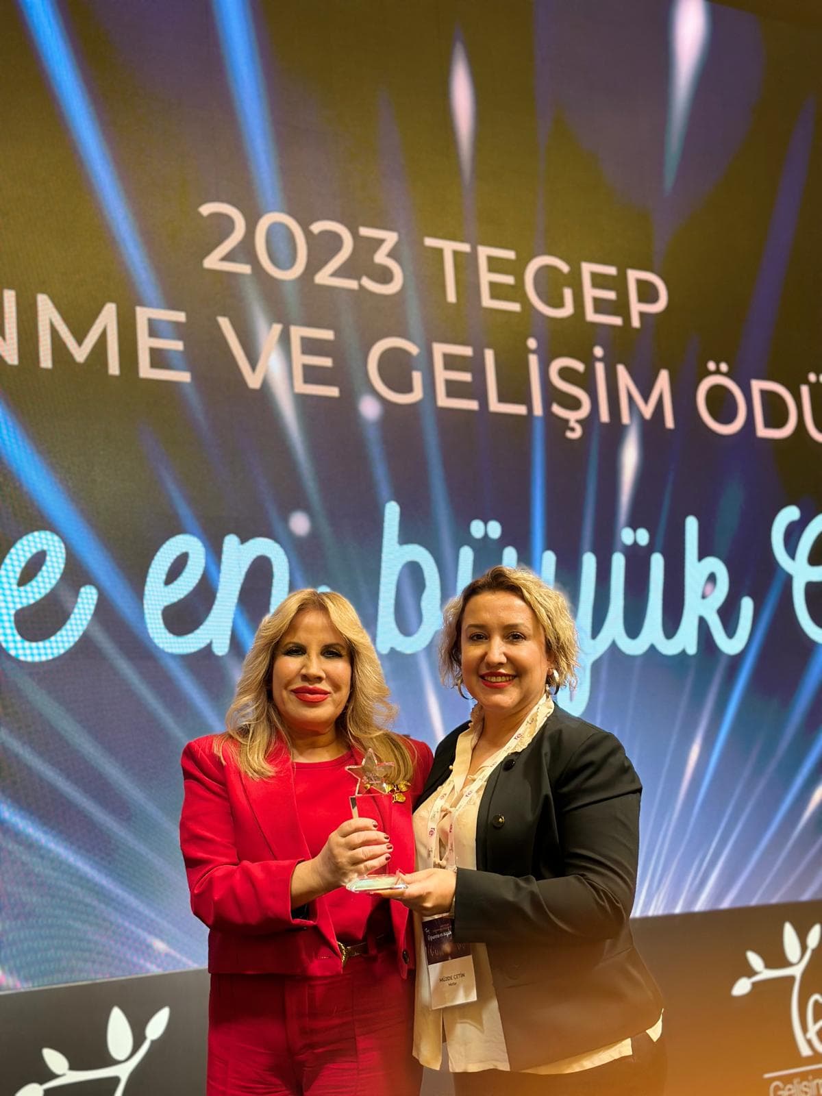 Müjde Çetin, 2023 TEGEP Öğrenme ve Gelişim Ödülleri töreninde ödülünü alırken